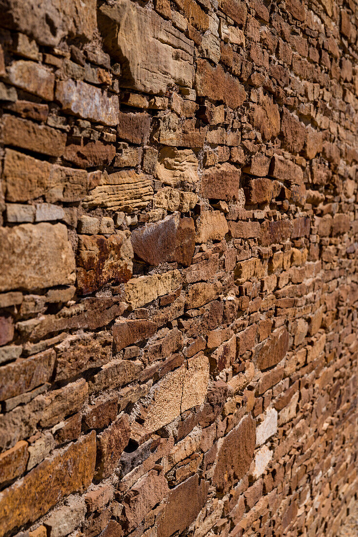 Eine Steinmauer in Hungo Pavi, einem großen Pueblo-Haus und einer archäologischen Stätte im Chaco Canyon, New Mexico, USA.