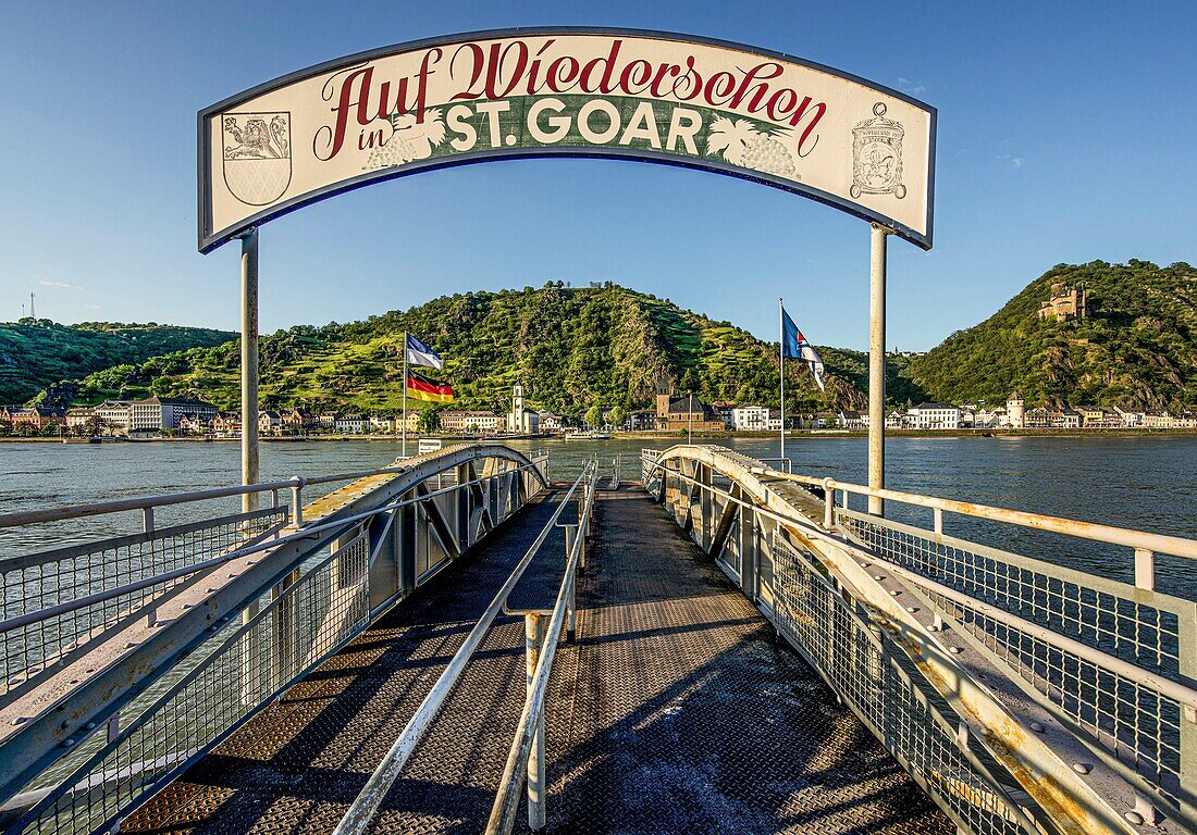 Landungsbrücke am Rhein in St. Goar mit Blick auf St. Goarshausen, Oberes Mittelrheintal, Rheinland-Pfalz, Deutschland