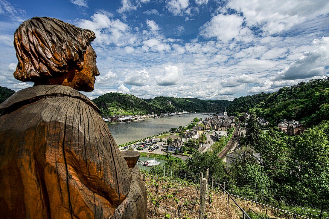 Statue des Heligen Goar unter Burg Rheinfels mit Blick auf das Rheintal bei St. Goar und St. Goarshausen, Oberes Mittelrheintal, Rheinland-Pfalz, Deutschland