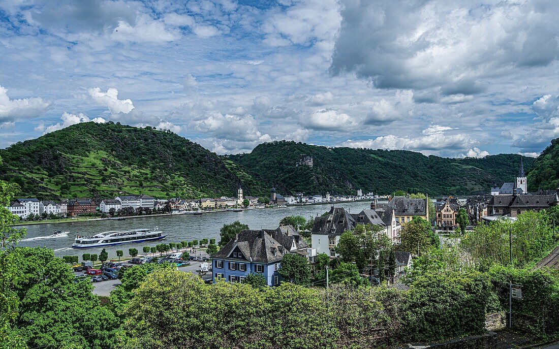 Blick auf St. Goar und über den Rhein auf St. Goarshausen, Oberes Mittelrheintal, Rheinland-Pfalz, Deutschland