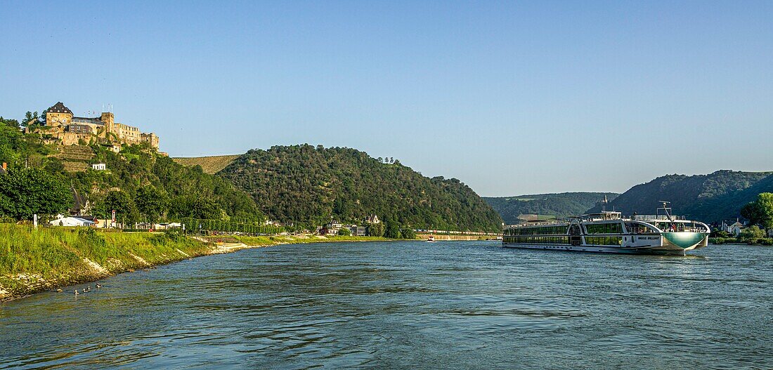 St. Goar: View over the Rhine to Rheinfels Castle, Upper Middle Rhine Valley, Rhineland-Palatinate, Germany