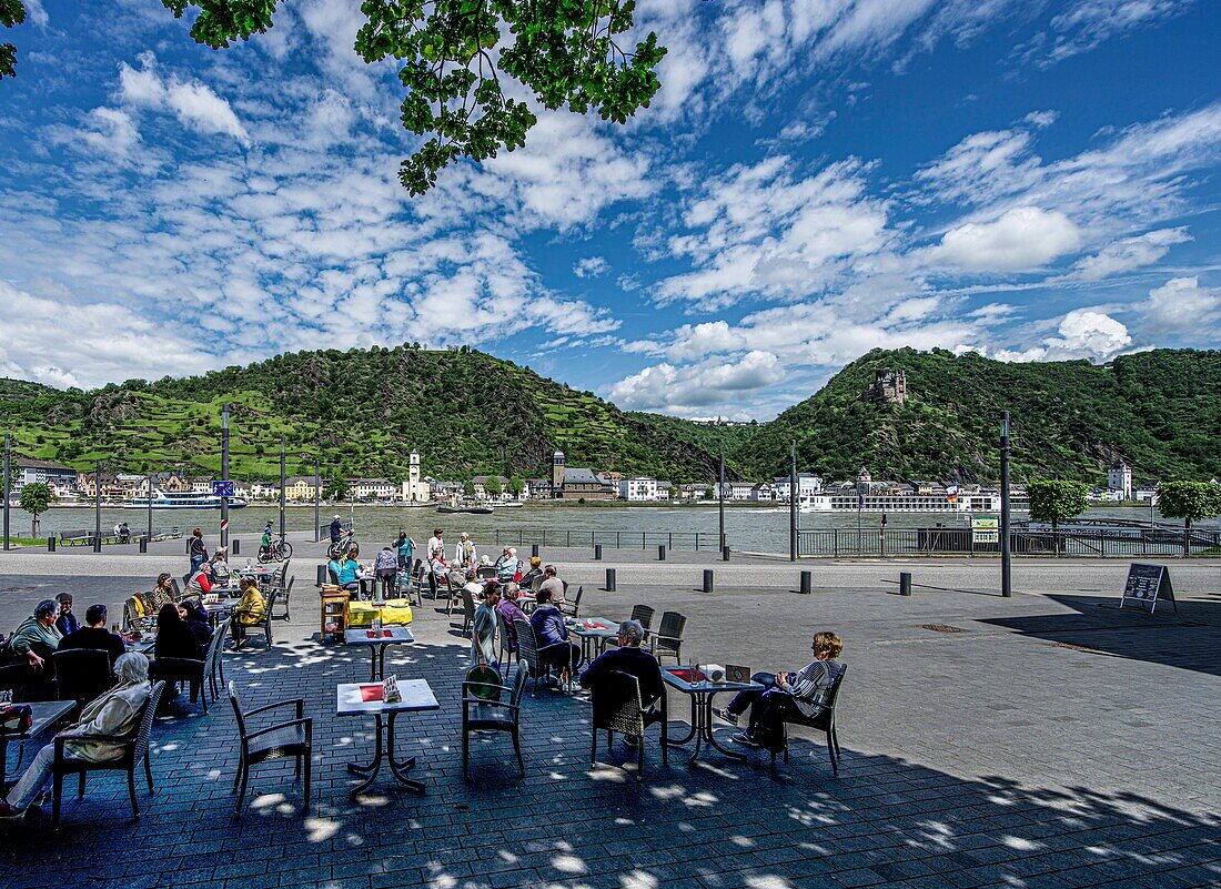 Außengastronomie am Markt von Sankt Goar und Blick über den Rhein auf St. Goarshausen, Oberer Mittelrhein, Rheinland-Pfalz