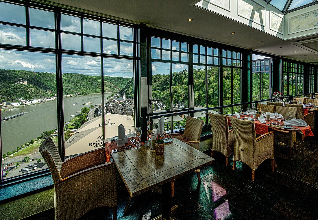 Blick vom Panorama-Restaurant des Schlosshotels Rheinfels auf das Rheintal bei St. Goar und St. Goarshausen, Oberes Mittelrheintal, Rheinland-Pfalz, Deutschland