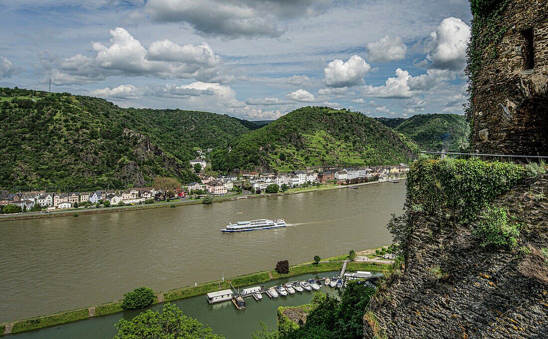 Blick von Burg Rheinfels zu einem Ausflugsschiff auf dem Rhein und das Rheintal bei St. Goarshausen, Rheinland-Pfalz, Deutschland