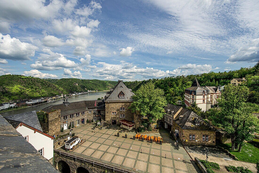 Blick von Burg Rheinfels zum Hotel Schloss Rheinfels und zum Rheintal bei St. Goarshausen, St. Goar, Rheinland-Pfalz, Deutschland