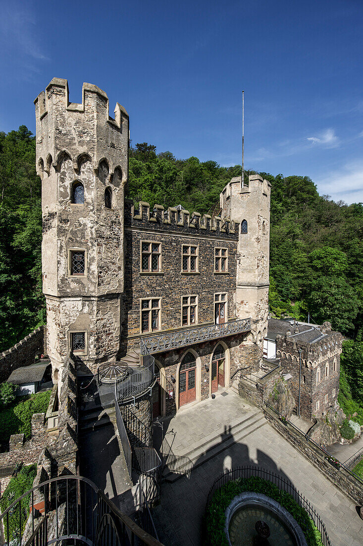 Blick vom Rheinturm auf die Brunnenterrasse und  Hauptgebäude der Burg, Burg Rheinstein, Trechtingshausen, Oberes Mittelrheintal, Rheinland-Pfalz, Deutschland