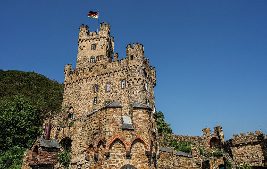 Sooneck Castle, view of the main castle with a waving flag on the keep, Niederheimbach, Upper Middle Rhine Valley, Rhineland-Palatinate, Germany