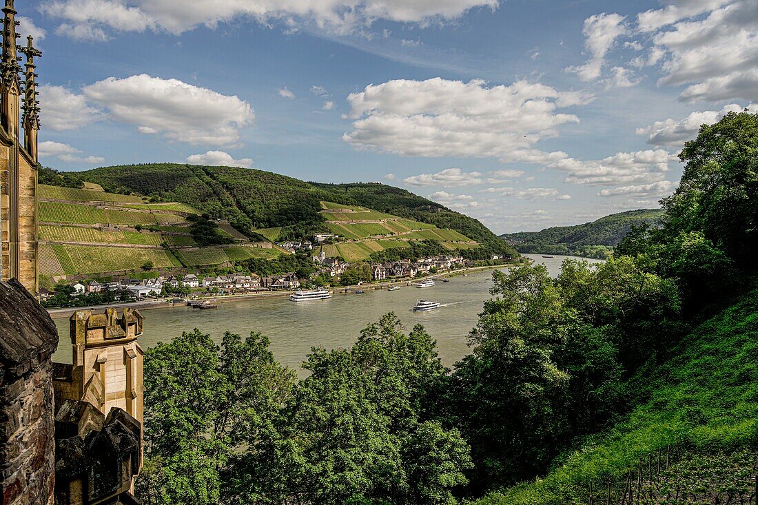 Blick von Burg Rheinstein in das Rheintal bei Assmannshausen, Oberes Mittelrheintal, Rheinland-Pfalz, Deutschland