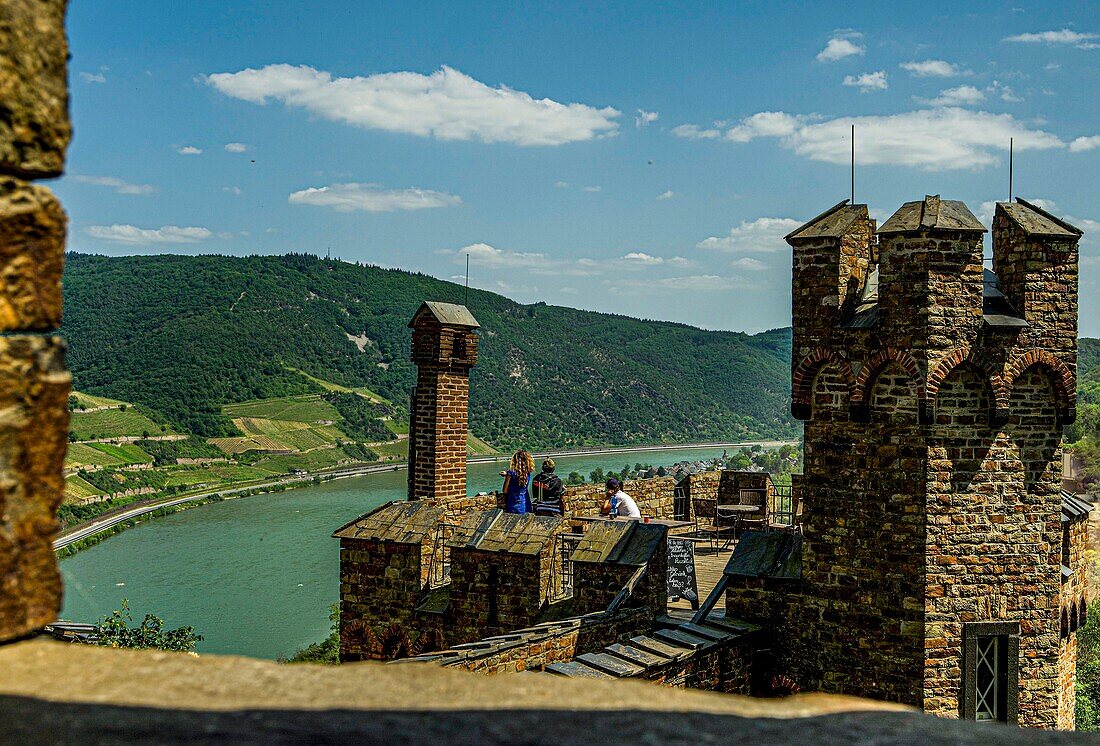 Wandergruppe auf Burg Sooneck, Blick in das Rheintal, Niederheimbach, Oberes Mittelrheintal, Rheinland-Pfalz, Deutschland