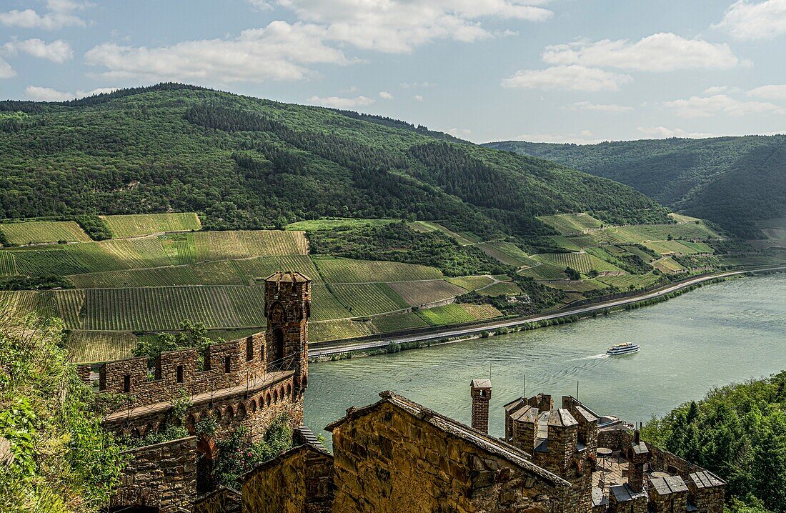 Sooneck Castle, outer bailey with battlements and south tower, view of a pleasure boat on the Rhine, Niederheimbach, Upper Middle Rhine Valley, Rhineland-Palatinate, Germany