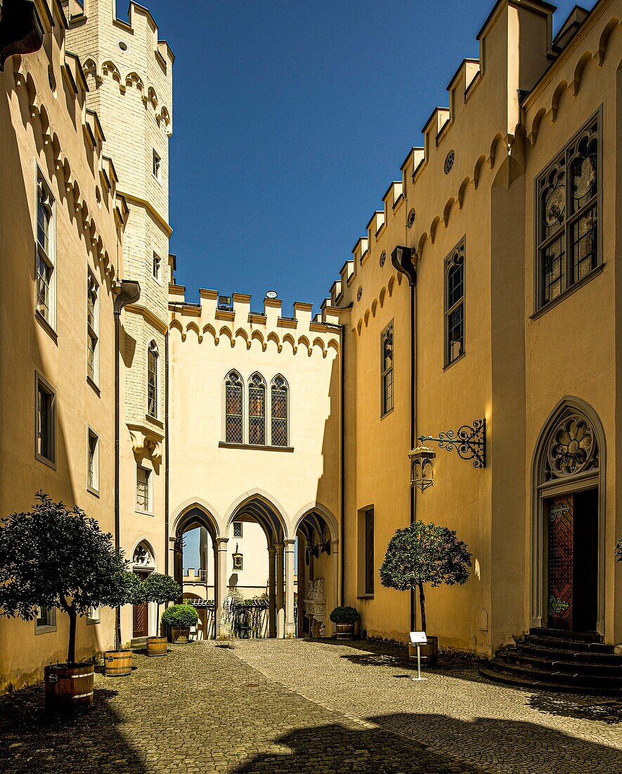 Stolzenfels Castle, inner courtyard with portal to the Palas and the three-nave arcade hall, Koblenz, Upper Middle Rhine Valley, Rhineland-Palatinate, Germany