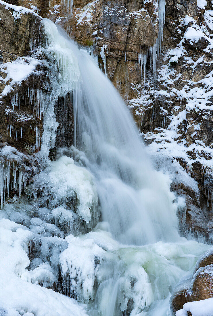 Gefrorener Wasserfall in den Bergen bei Garmisch-Partenkirchen, Oberbayern, Deutschland.