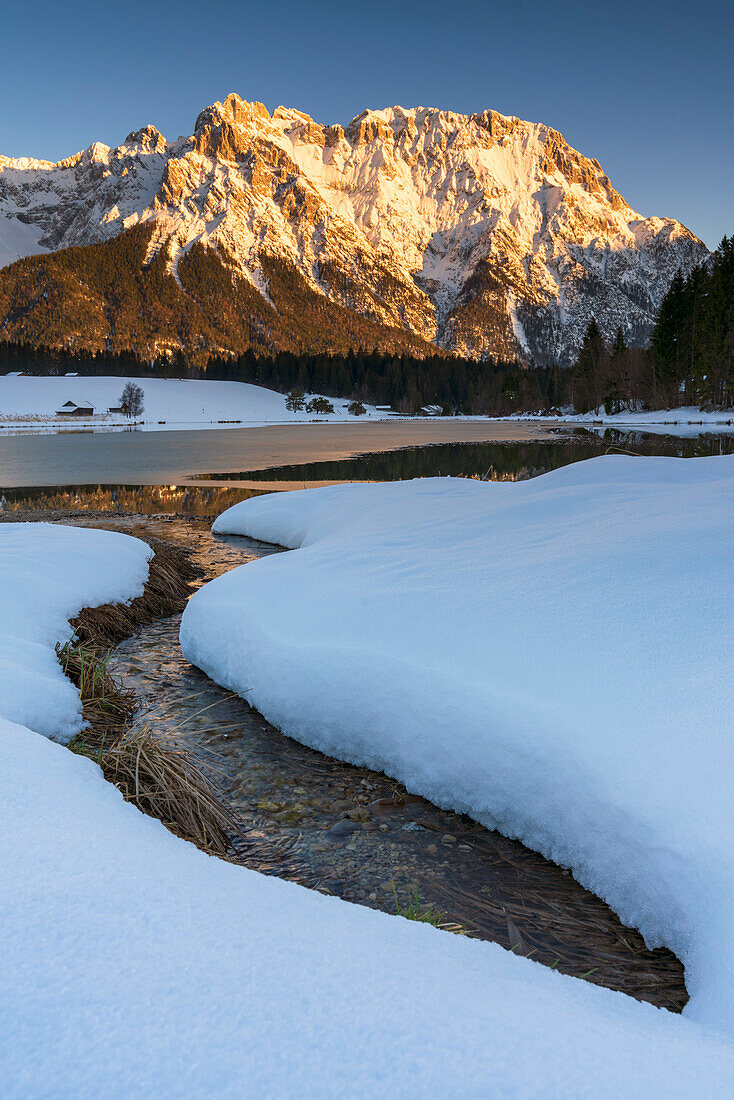 Winterliche Abendstimmung am Schmalensee mit Blick auf die Berge des Karwendel, Oberbayern, Deutschland.