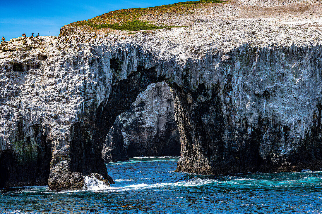 Blick auf Arch Rock auf der Insel Anacapa von einem Boot im Channel-Islands-Nationalpark, Kalifornien, USA
