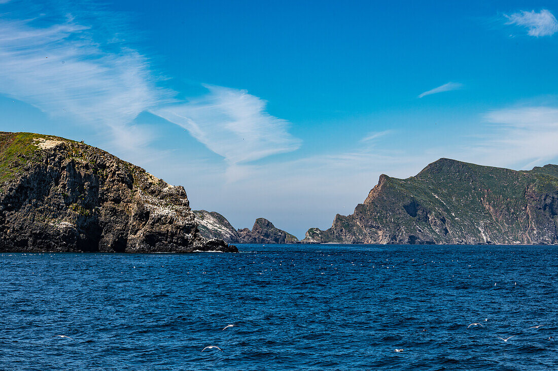 Blick auf die Insel Anacapa von einem Boot im Channel-Islands-Nationalpark, Kalifornien, USA