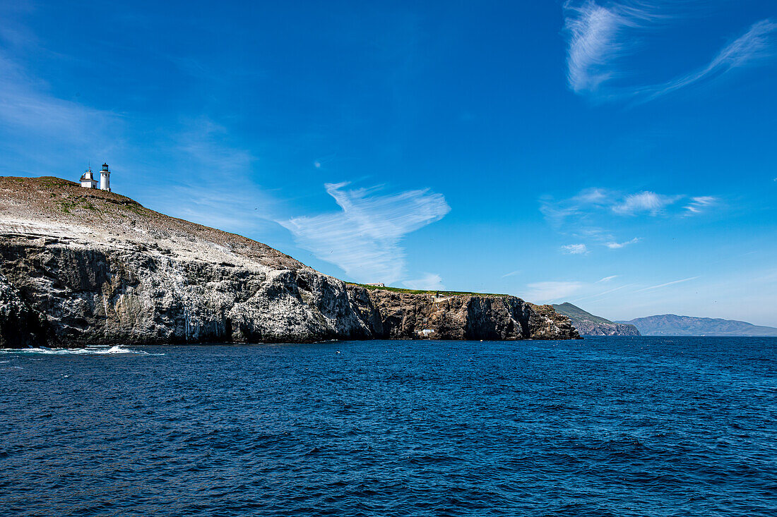 Blick auf die Insel Anacapa von einem Boot im Channel-Islands-Nationalpark, Kalifornien, USA