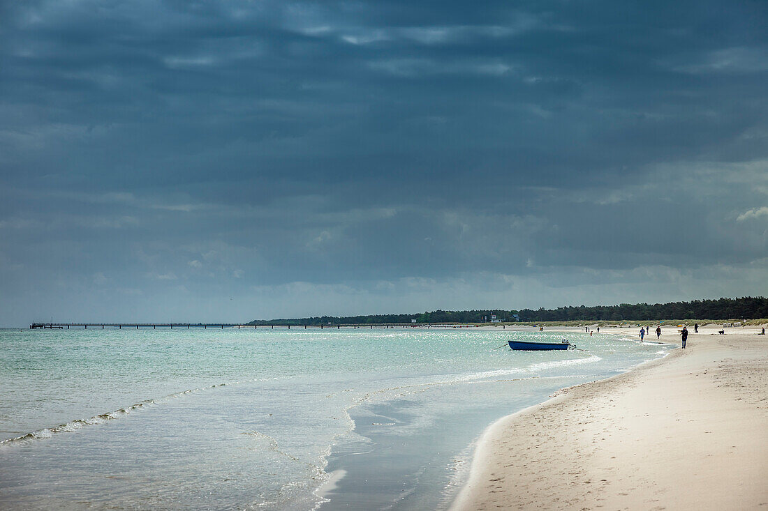 Regenwolken am Strand von Prerow, Mecklenburg-Vorpommern, Ostsee, Norddeutschland, Deutschland