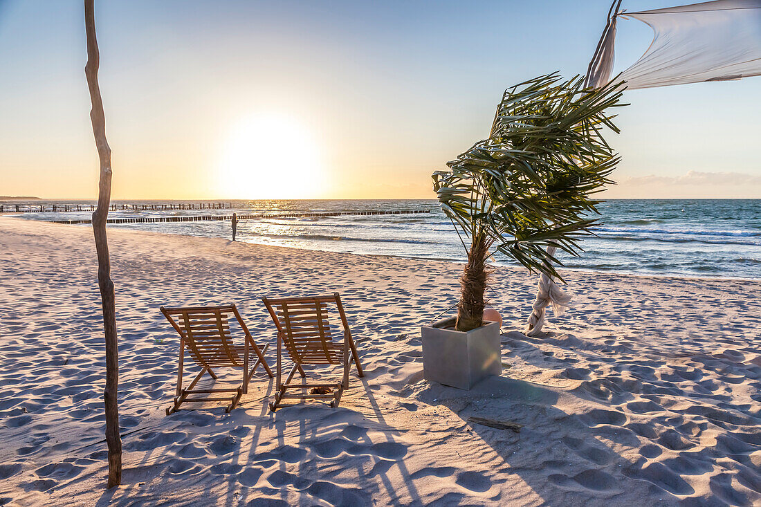 Abends am Strand in Zingst, Mecklenburg-Vorpommern, Ostsee, Norddeutschland, Deutschland