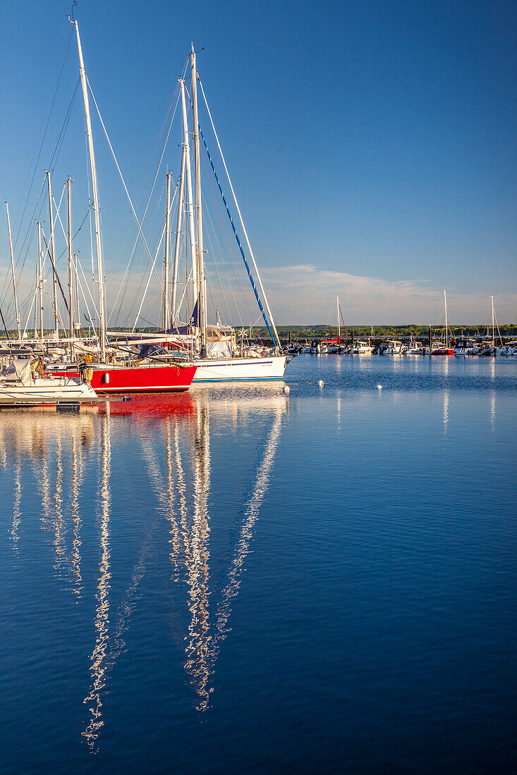 Segelboote in der Marina Weiße Wieck in Boltenhagen, Mecklenburg-Vorpommern, Ostsee, Norddeutschland, Deutschland