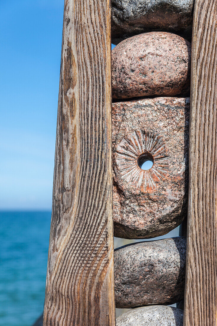 Kunstwerk auf Holz und Steinen an der Seebrücke in Zingst, Mecklenburg-Vorpommern, Ostsee, Norddeutschland, Deutschland