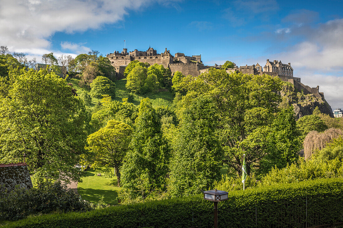 Blick von den Princes Street Gardens zum Edinburgh Castle, Edinburgh, City of Edinburgh, Schottland, Großbritannien