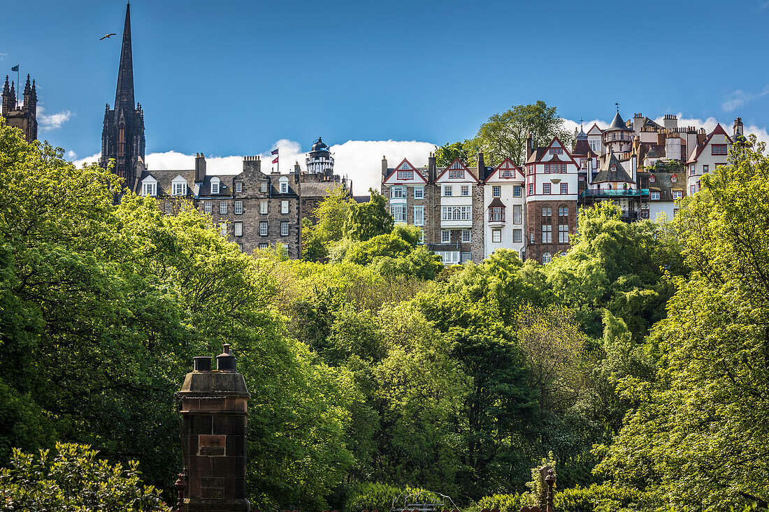 Blick von den Princes Street Gardens zur Altstadt, Edinburgh, City of Edinburgh, Schottland, Großbritannien