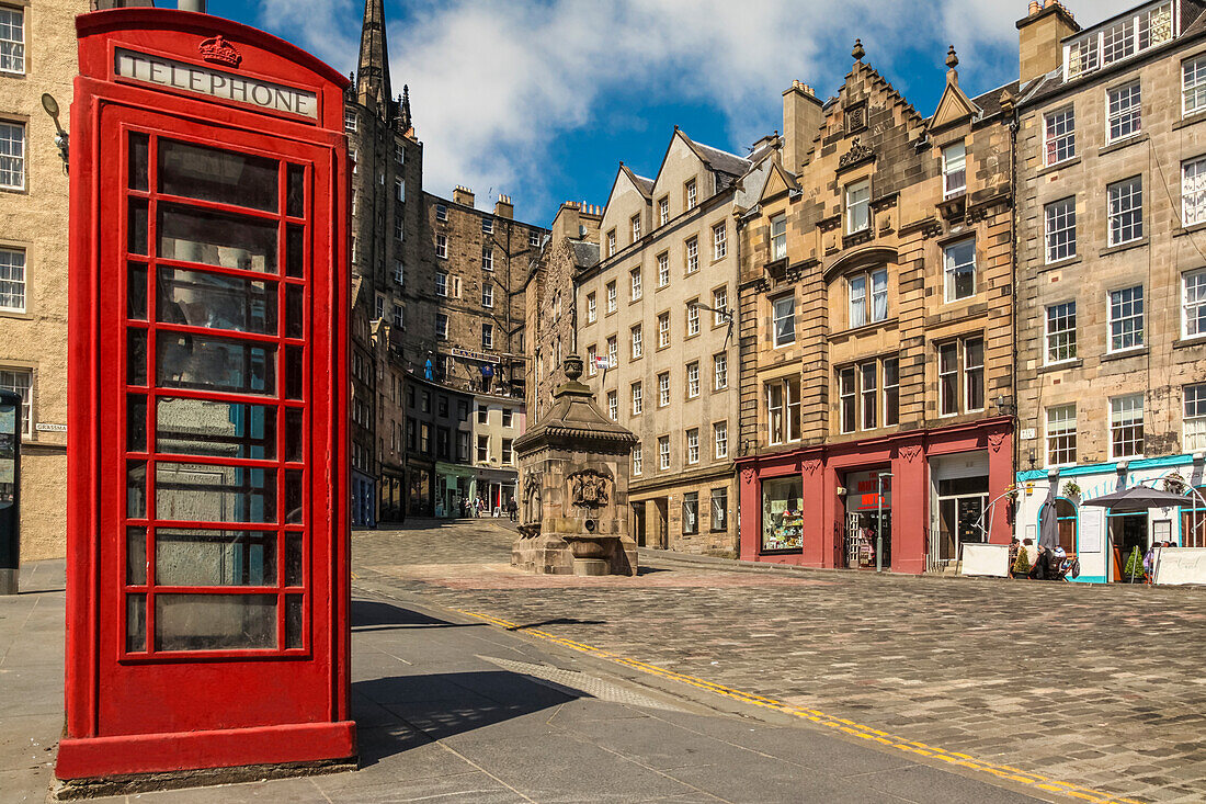 Red telephone box on the corner of Grassmarket and Victoria Street, Edinburgh, City of Edinburgh, Scotland, UK