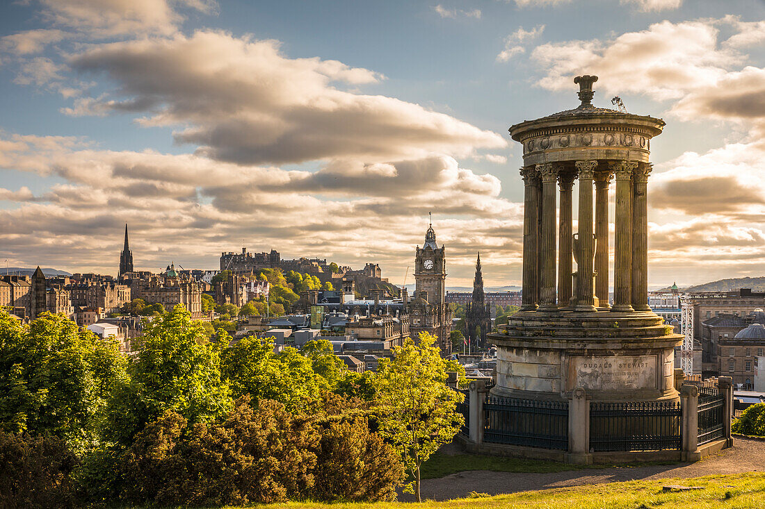 Dugald Stewart Monument auf dem Carlton Hill mit Blick auf die Altstadt von Edinburgh, City of Edinburgh, Schottland, Großbritannien