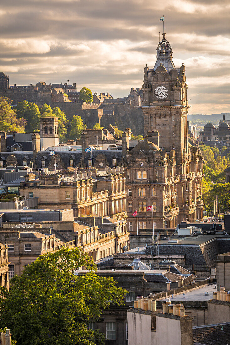 Blick vom Carlton Hill auf das Balmoral Hotel in der Princes Street, Edinburgh, City of Edinburgh, Schottland, Großbritannien