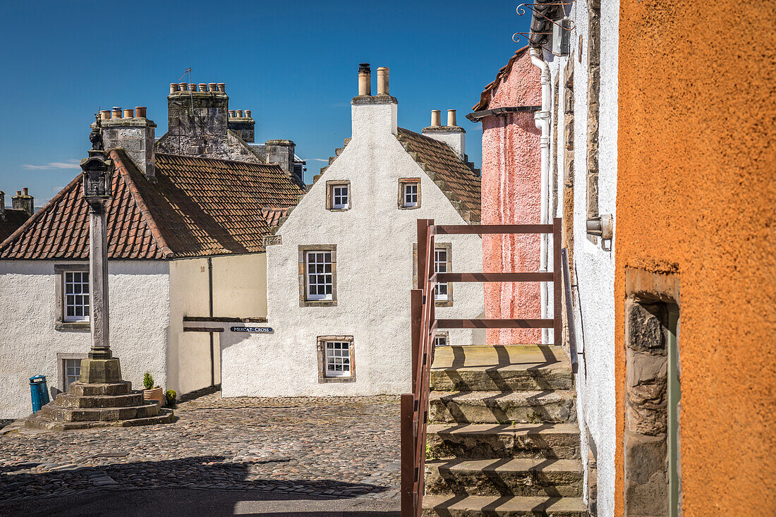 Historischer Markplatz mit Marktkreuz im Dorf Culross, Fife, Schottland, Großbritannien
