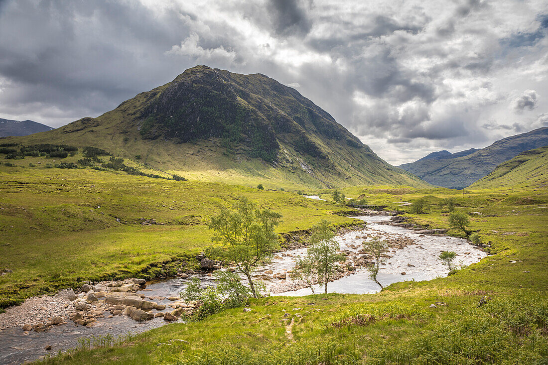 River Etive mit Beinn Ceitlein (832 m), Glen Etive, Highlands, Schottland, Großbritannien