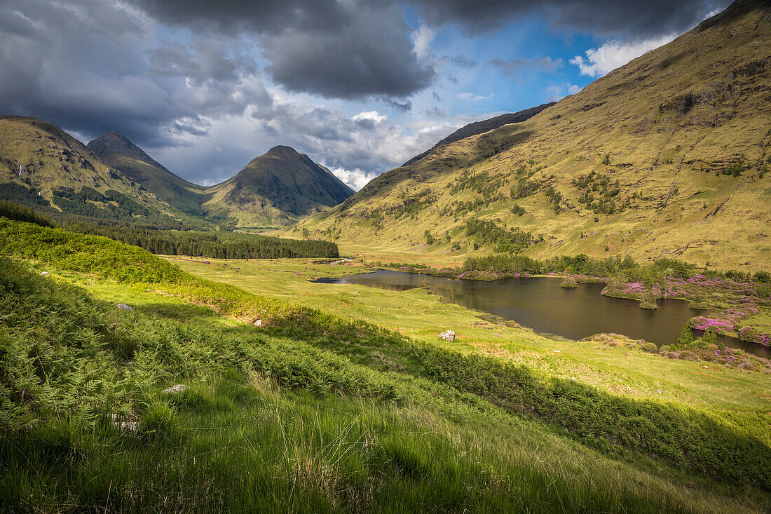 Kleiner See Lochan Urr im Glen Etive, Highlands, Schottland, Großbritannien