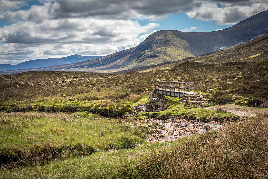 Kleine Brücke über den River Coupall in Glencoe, Highlands, Schottland, Großbritannien