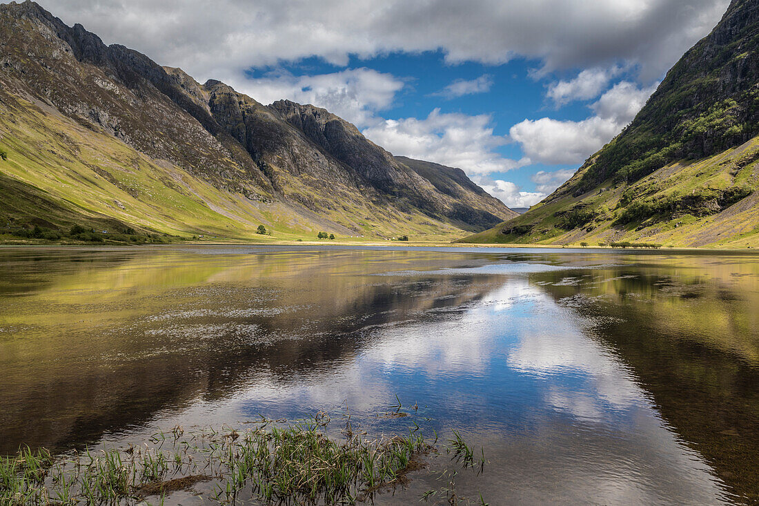 Loch Achtriochtan in Glencoe, Highlands, Schottland, Großbritannien