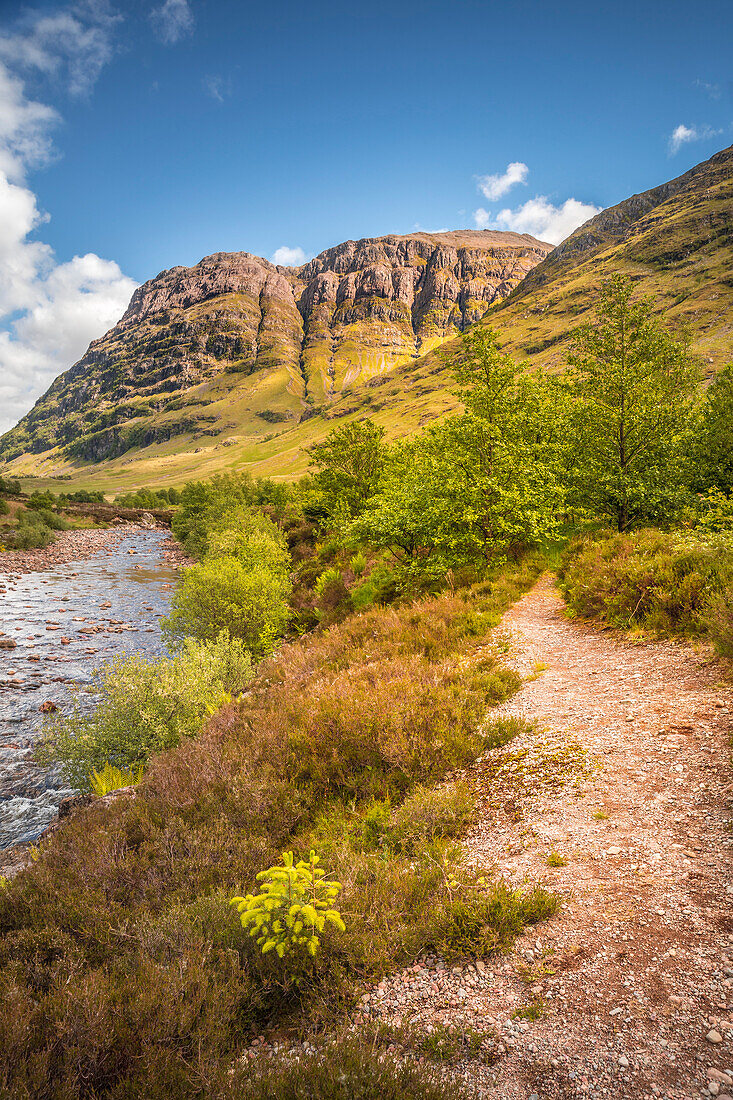 Glencoe Lochan Trail am Glencoe River mit Stob Coire nam Beith (1.107 m), Highlands, Schottland, Großbritannien