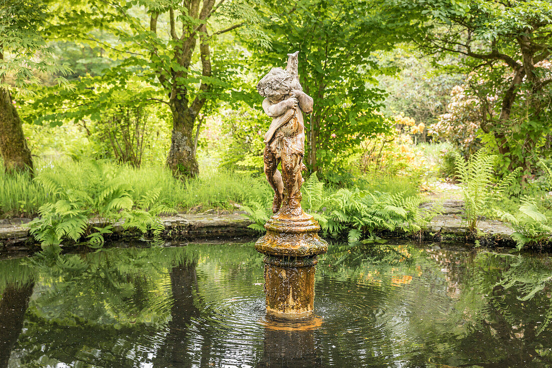 Brunnenstatue im Ardkinglas House & Garden, Cairndow, Argyll and Bute, Schottland, Großbritannien