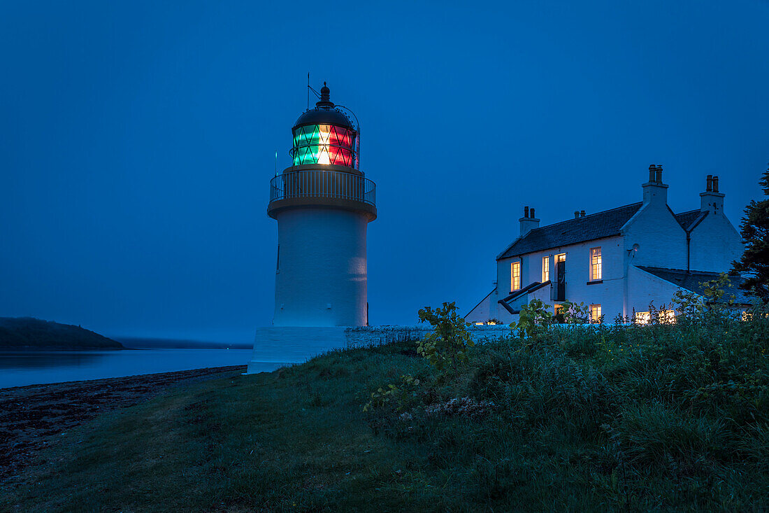 Corran Point Lighthouse am Loch Linnhe am Abend, Highlands, Schottland, Großbritannien