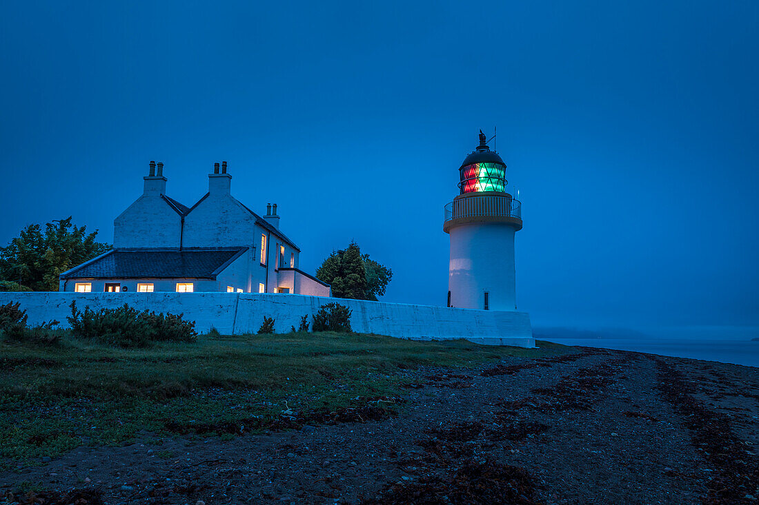 Corran Point Lighthouse am Loch Linnhe am Abend, Highlands, Schottland, Großbritannien