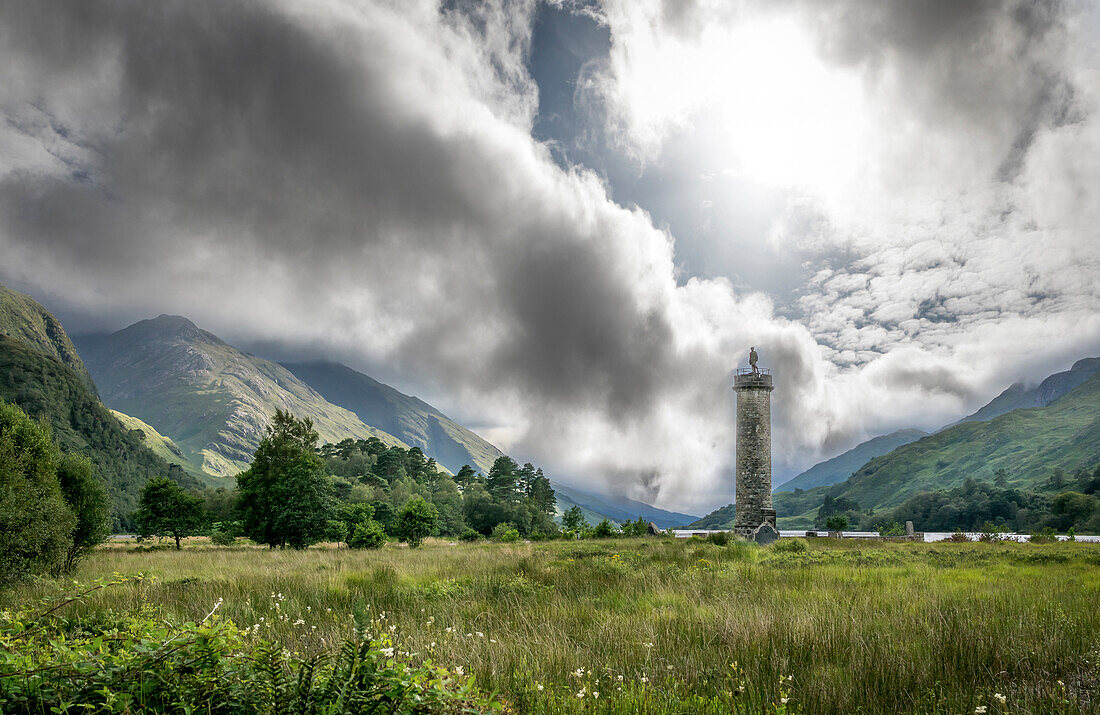 Glenfinnan Monument am Loch Shiel, Highlands, Schottland, Großbritannien