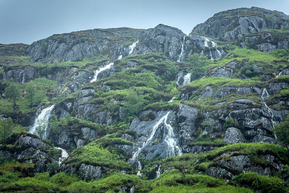 Wasserfälle am Loch Eilt bei Lochailort, Highlands, Schottland, Großbritannien