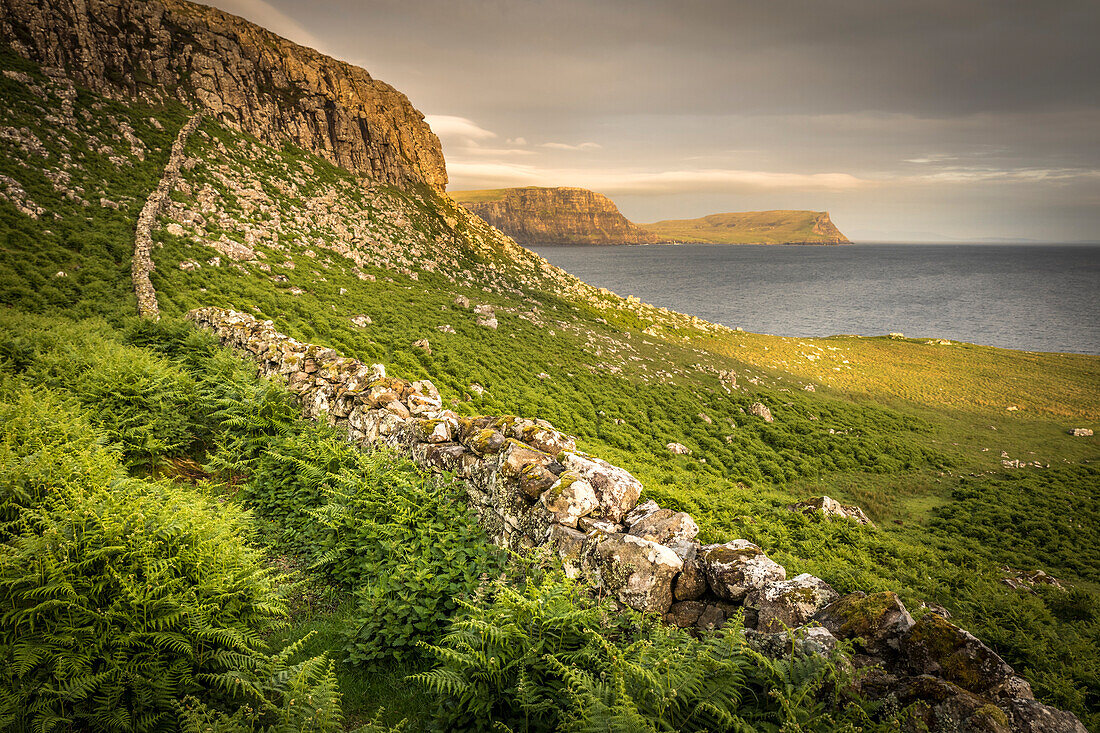 Feldsteinmauer am Waterstein Head beim Neist Cliff, Isle of Skye, Highlands, Schottland, Großbritannien