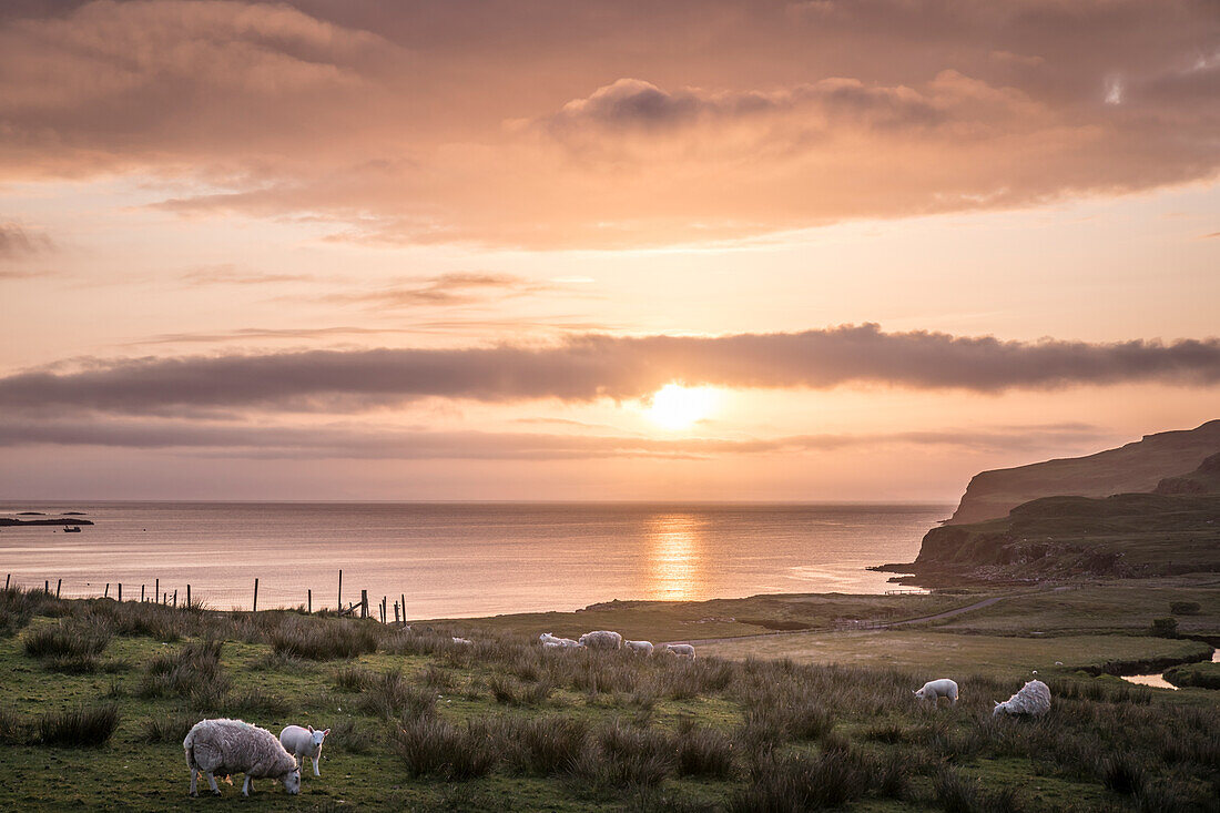 Sonnenuntergang am Loch Pooltiel, Glendale, Isle of Skye, Highlands, Schottland, Großbritannien