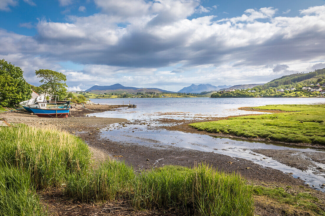 Boot an der Mündung des River Leasgeary in Portree, Isle of Skye, Highlands, Schottland, Großbritannien