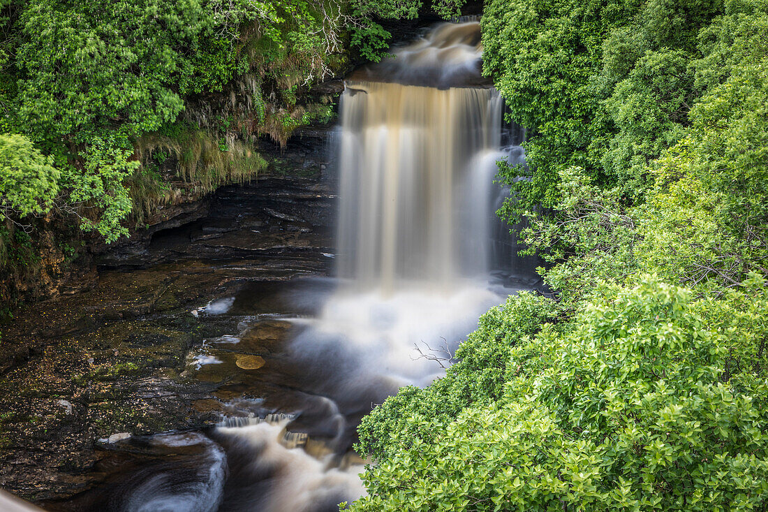 Wasserfall bei Loch Mealt, Trotternish Halbinsel, Isle of Skye, Highlands, Schottland, Großbritannien