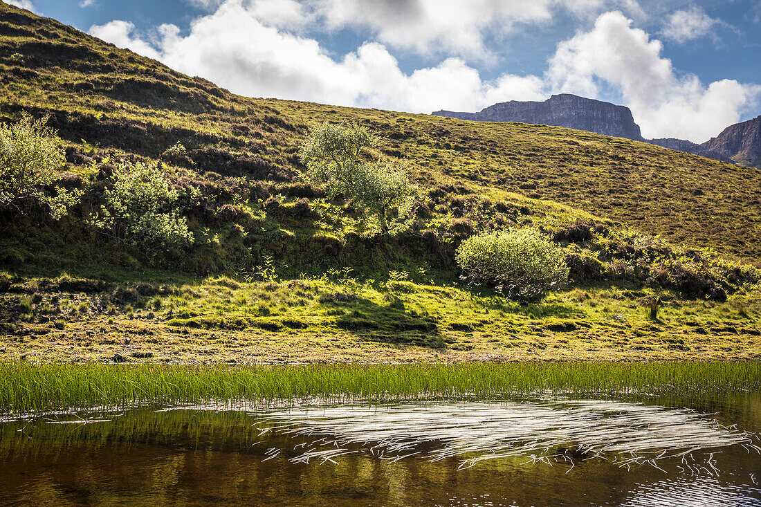 Kleiner See Lochan nan Dunan im Nordosten der Trotternish Halbinsel, Isle of Skye, Highlands, Schottland, Großbritannien