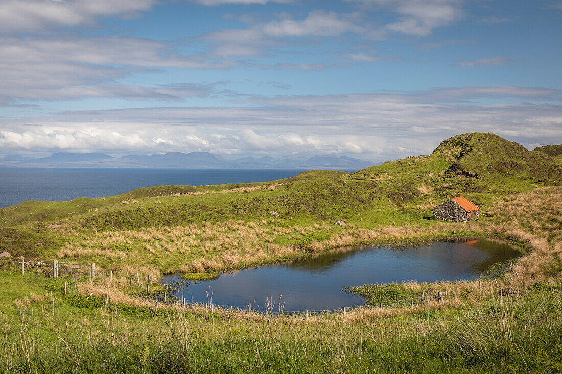 Kleiner See Loch Leum nam Bradh im Nordosten der Trotternish Halbinsel, Isle of Skye, Highlands, Schottland, Großbritannien