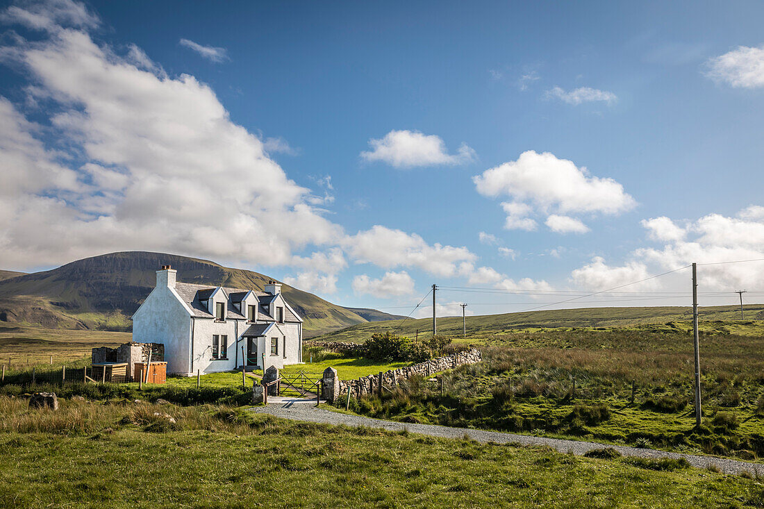 Einsames Cottage im Norden der Trotternish Halbinsel, Isle of Skye, Highlands, Schottland, Großbritannien