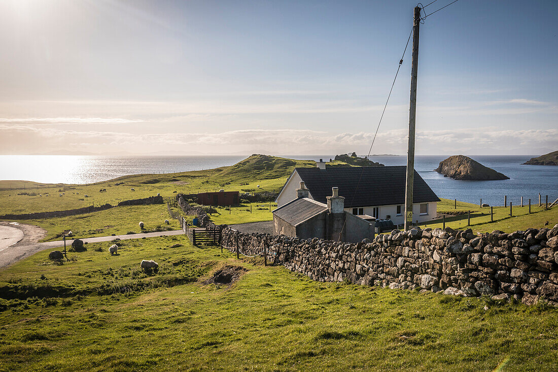 Einsamer Hof im Norden der Trotternish Halbinsel, Isle of Skye, Highlands, Schottland, Großbritannien