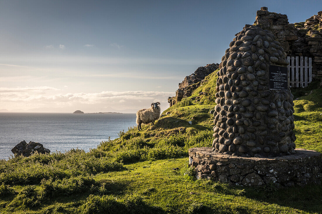 Ruinen von Duntulm Castle im Norden der Trotternish Halbinsel, Isle of Skye, Highlands, Schottland, Großbritannien