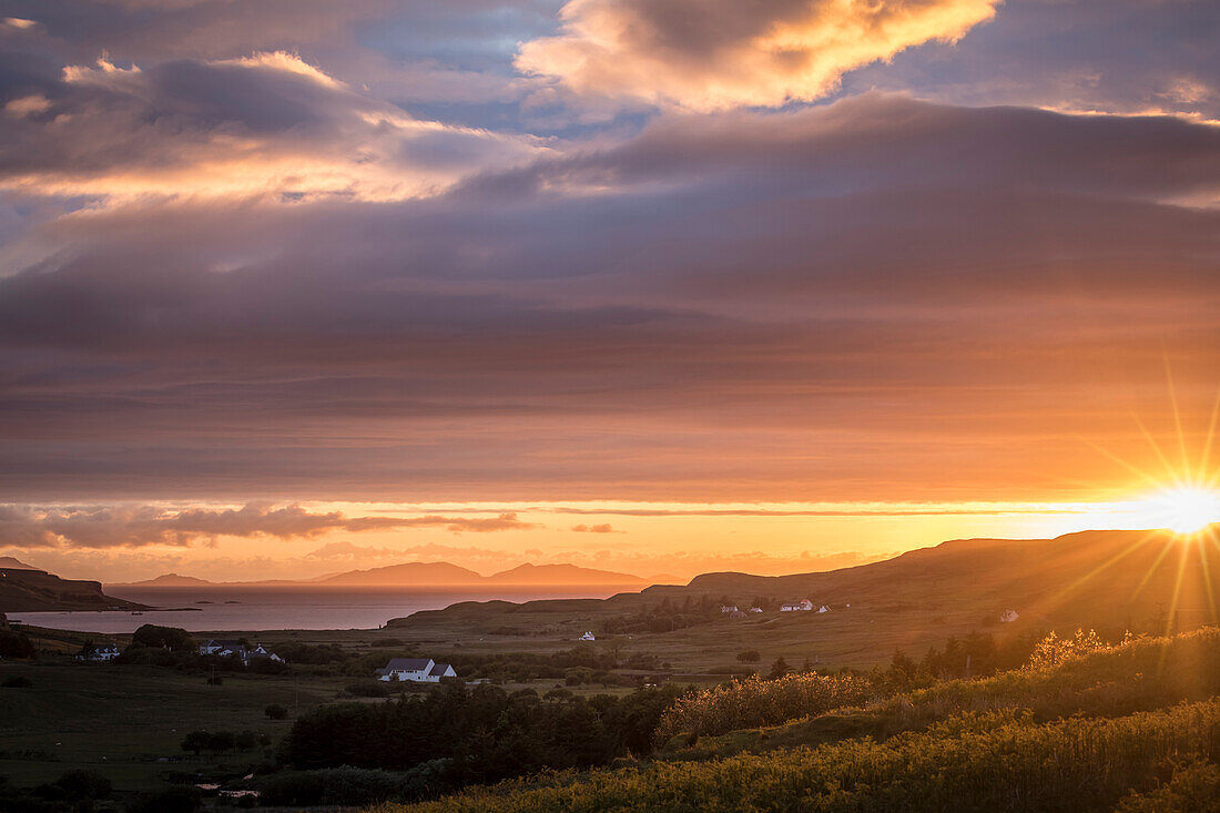 Blick von Glendale zum Loch Pooltiel im Abendlicht, Isle of Skye, Highlands, Schottland, Großbritannien